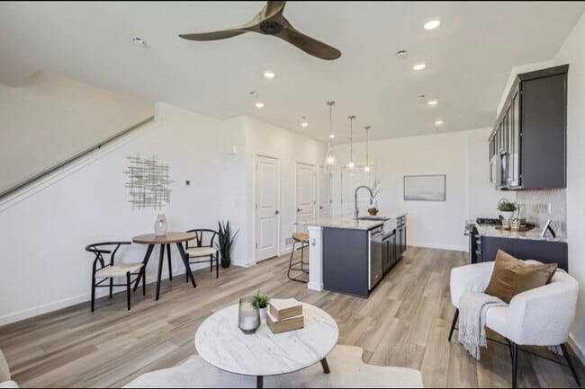 Foto del edificio - 2741 Spring Creek Cir