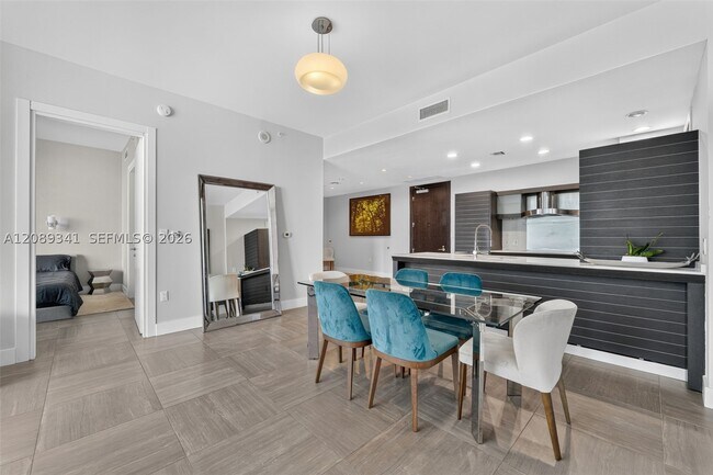 Building Photo - 200 Biscayne Blvd Way