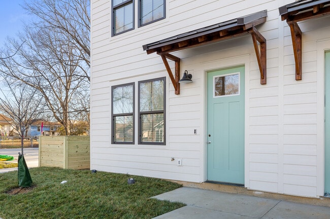 End unit - 1750 S Highland Park Ave