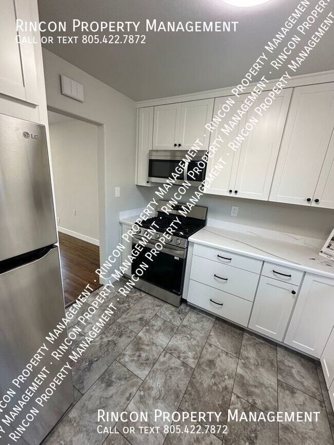 Building Photo - Newly Renovated 2 Bed, 1 Bath Duplex with ...
