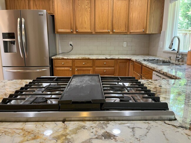 Foto del edificio - Spacious 4-Bedroom Home in Desirable Cedar...