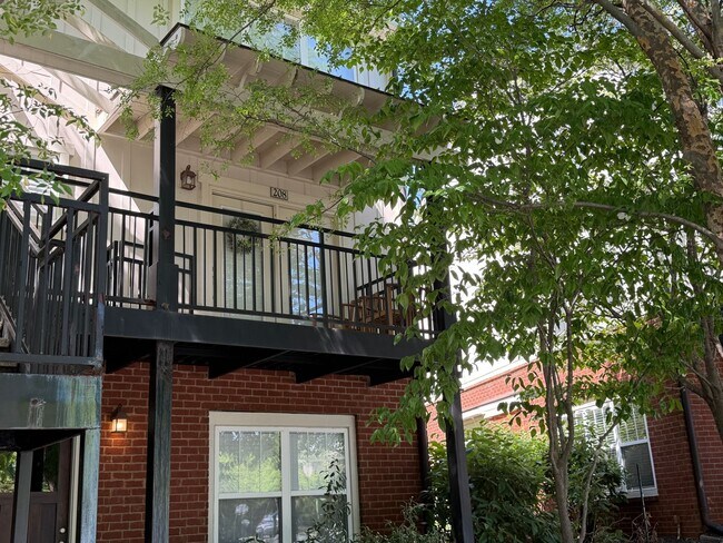 Foto del edificio - 1615 Elmwood Ct