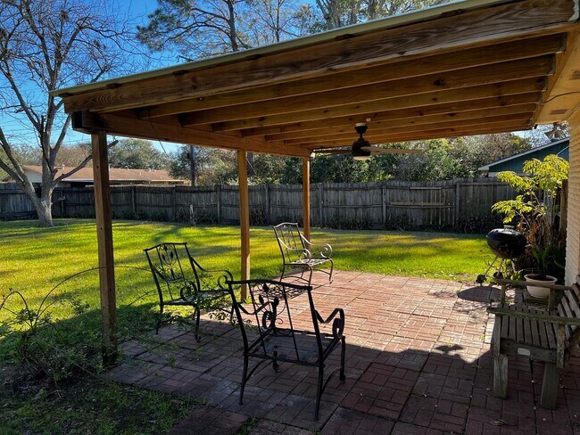 Foto del edificio - 2 Bedroom, 1 bathroom, Brick home , Stainless appliances, with Large Yard and Covered Parking.