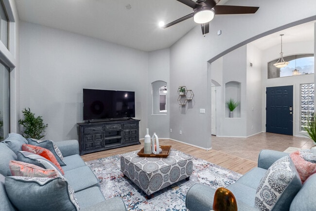 Building Photo - 214 N 165th Dr