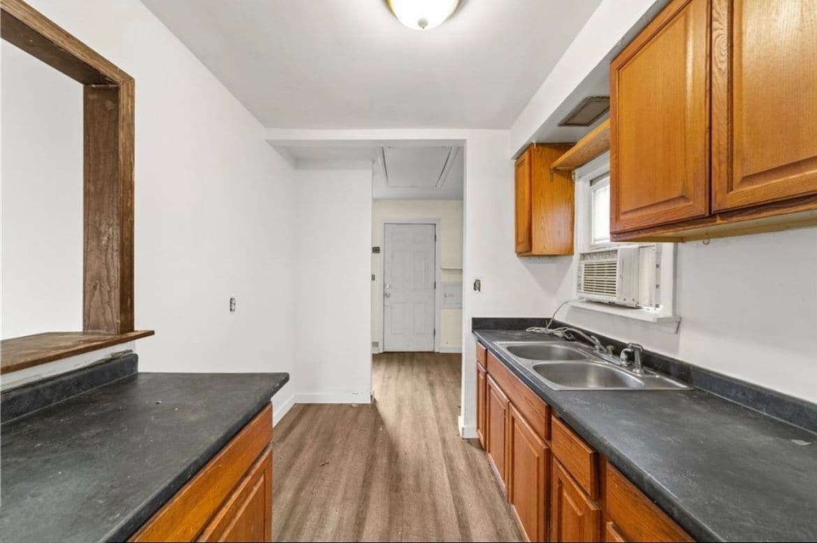 Primary Photo - 1386 E 185th St