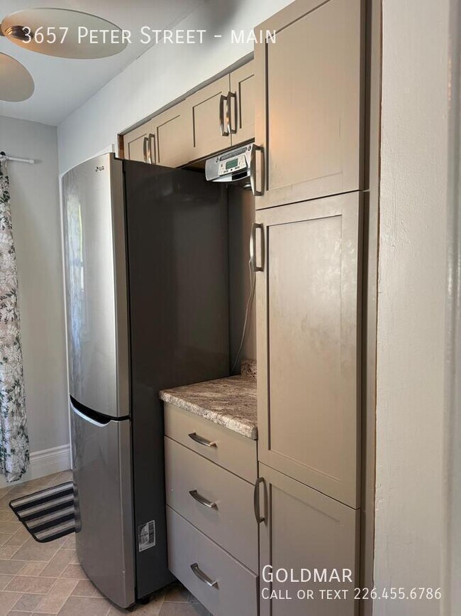 Building Photo - Beautiful main floor unit available immedi...
