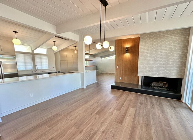Building Photo - Eichler Mid-Century Home, Newly Renovated