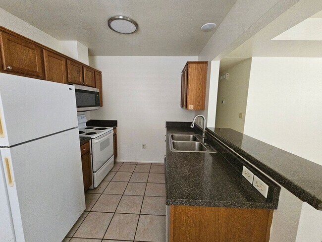 Building Photo - Nice 3 Bedroom/2 Bathroom Duplex off Jenny...