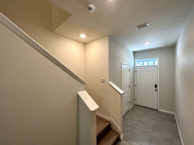 Foto del edificio - Beautiful 3 Bedroom 2.5 Bathroom Townhome For Rent