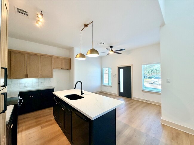 Foto del edificio - 4214 Clover St