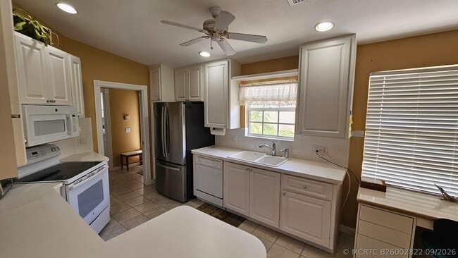 Building Photo - 7960 SE Peppercorn Ct