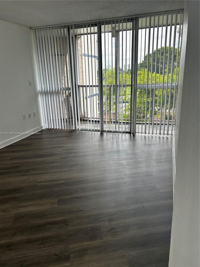 Foto del edificio - 6955 NW 186th St