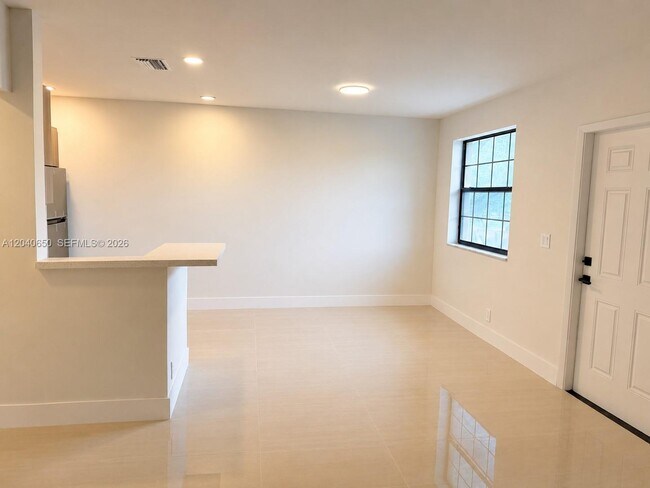 Foto del edificio - 2830 Coral Springs Dr