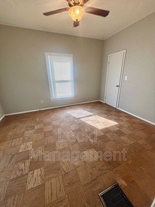 Building Photo - 1112 Weller Ave