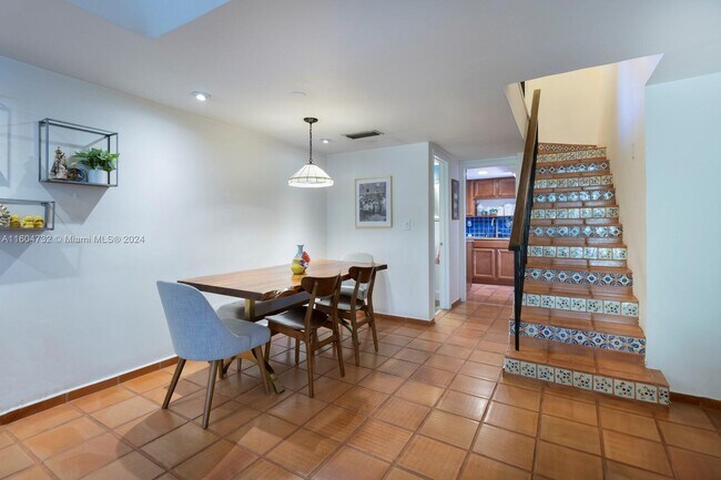 Foto del edificio - 437 Santander Avenue Unit D