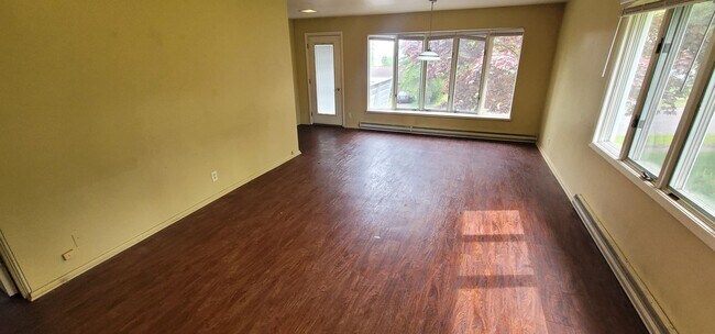 Building Photo - Duluth MN 5-bedroom - 2-bath - single fami...