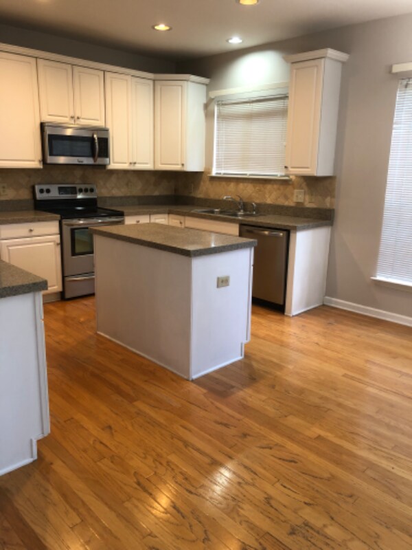 Building Photo - 405 Fontaine Dr