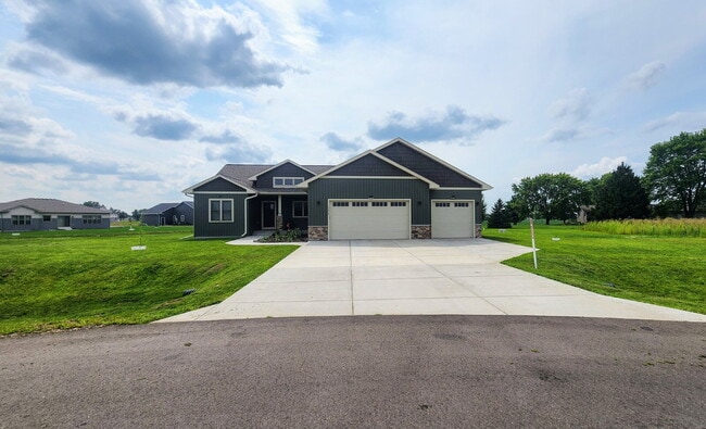 Building Photo - 5 Bedroom, 3 Full Bathroom House with 3 Ca...