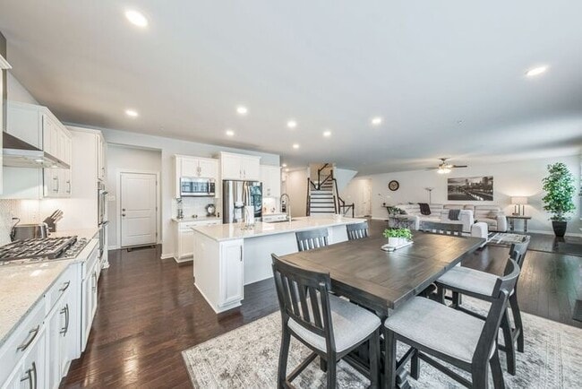 Building Photo - 5808 Savannah Dr
