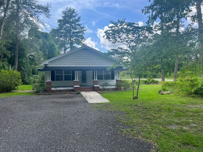 Building Photo - Charming 3 Bedroom Home with Rustic Farmho...