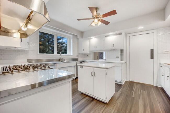 Foto del edificio - 120 E 8th St