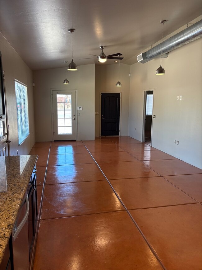 Building Photo - 1014 E Linden St