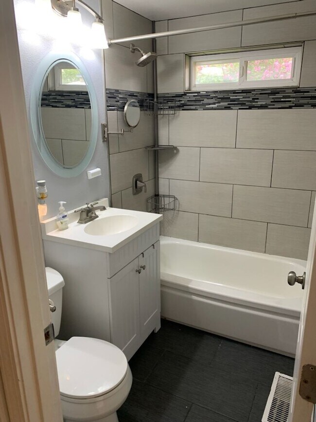 Foto del edificio - Newly Remodeled 2 Bedroom Unit in East Anc...