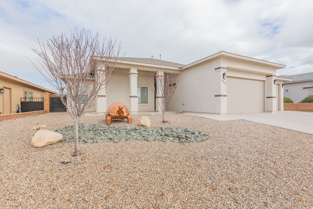 Foto principal - Modern 4 Bed 3 Bath - Pets Allowed!