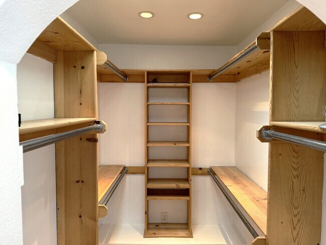 Walk in closet - 621 Prospect Ave