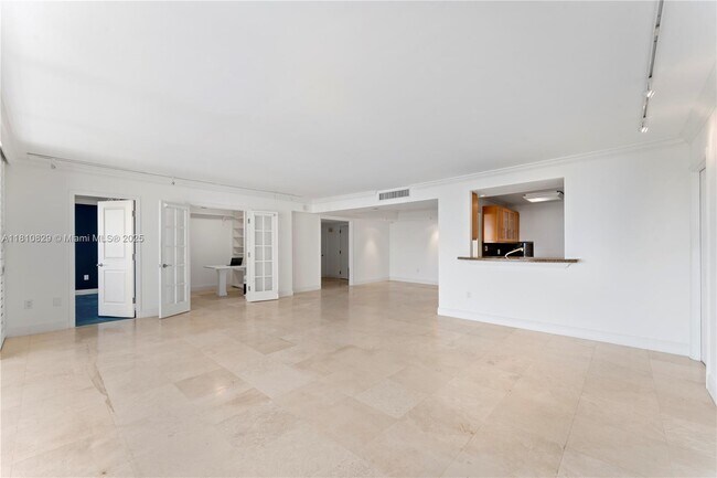 Foto del edificio - 2 Grove Isle Dr