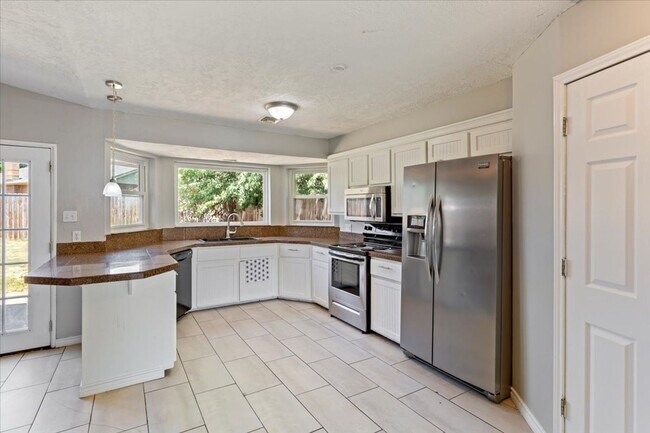 Foto del edificio - 6815 SW Fenwick- AVAILABLE NOW!