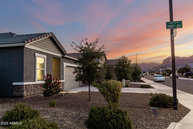 Building Photo - 19531 W Palo Verde Dr