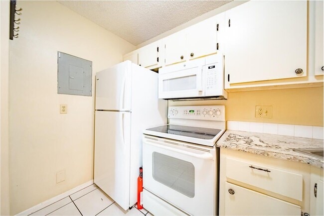 Building Photo - 202 Foxtail Dr