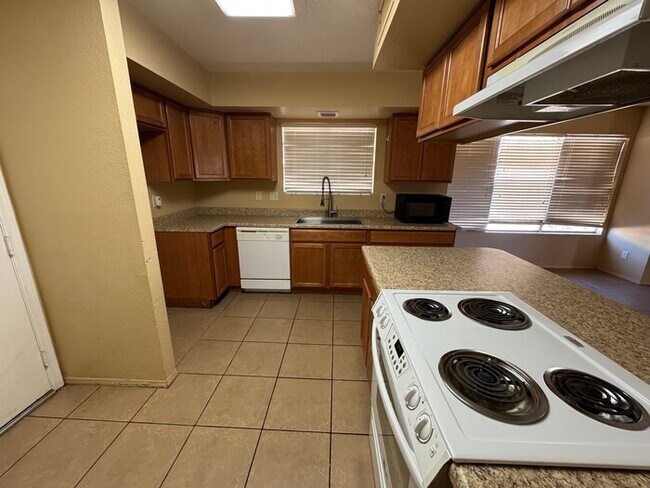 Foto del edificio - Glendale 3/2 With 2-Car Garage- 1/2 OFF FI...