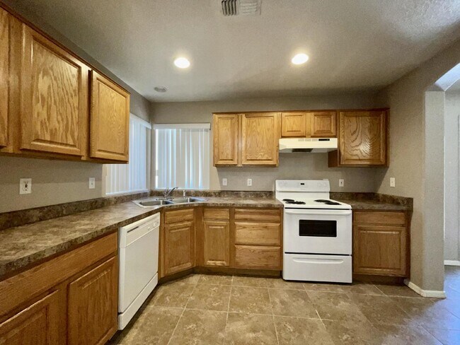 Building Photo - 3 bed 2 bath 2 car garage with a fenced ya...