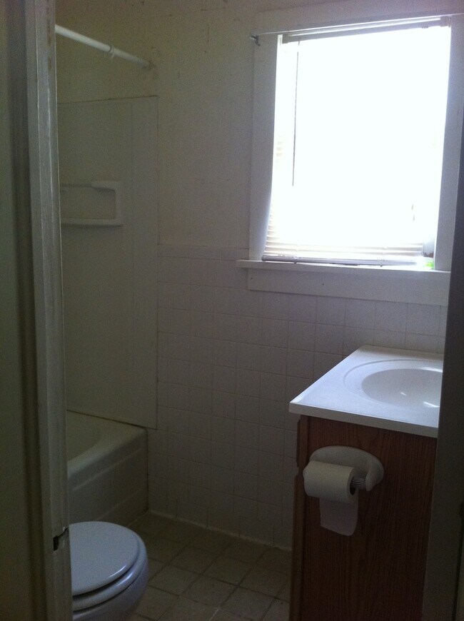 Building Photo - 3 bedroom 1 bath
