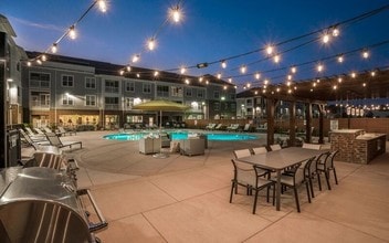 Relax in the evening at the pool - Citizen Apartments