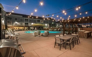 Relax in the evening at the pool - Citizen Apartments