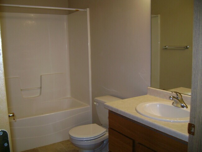 2nd bath - 300 Whispering Ln