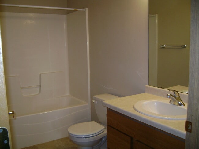 2nd bath - 300 Whispering Ln