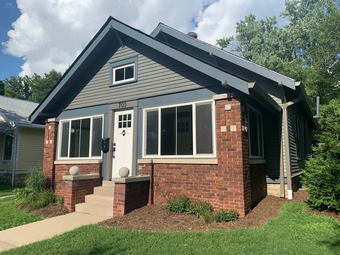 Primary Photo - 705 S Park Ave