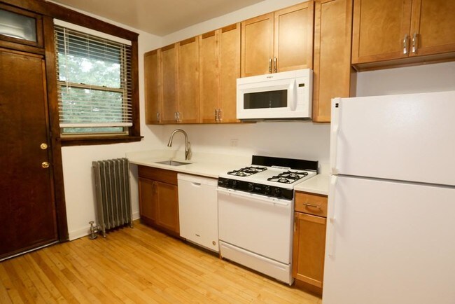 Building Photo - 4140 N Clarendon Ave