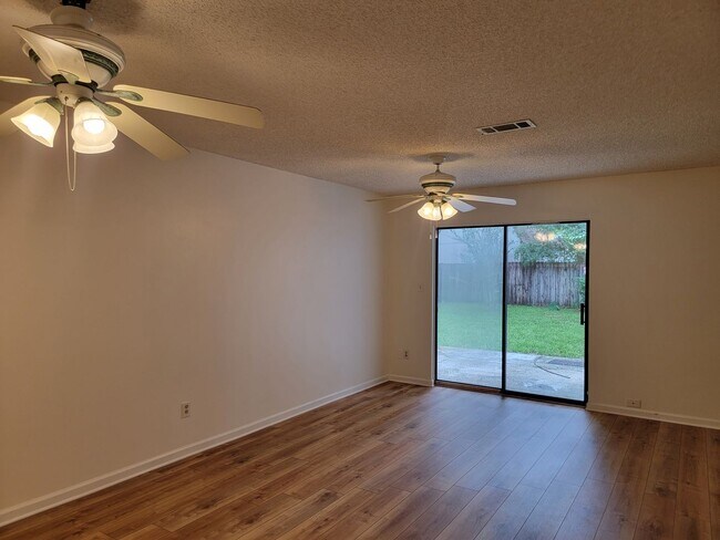 Building Photo - Convenient Northeast location!