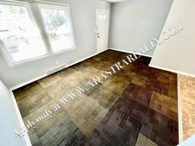 Foto del edificio - Beautiful 2 Bed 1 Bath Duplex in Independe...
