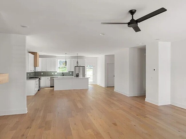 Building Photo - 913 Stockell St