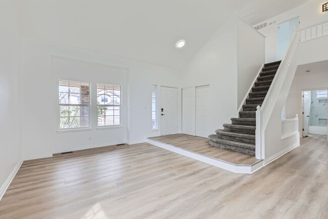Building Photo - **Spacious, Light-Filled 4 bed, 4 bath wit...