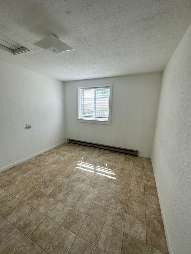 Building Photo - Pet friendly and perfect location