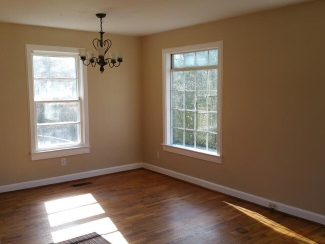 Foto del edificio - 719 Charlton St NW