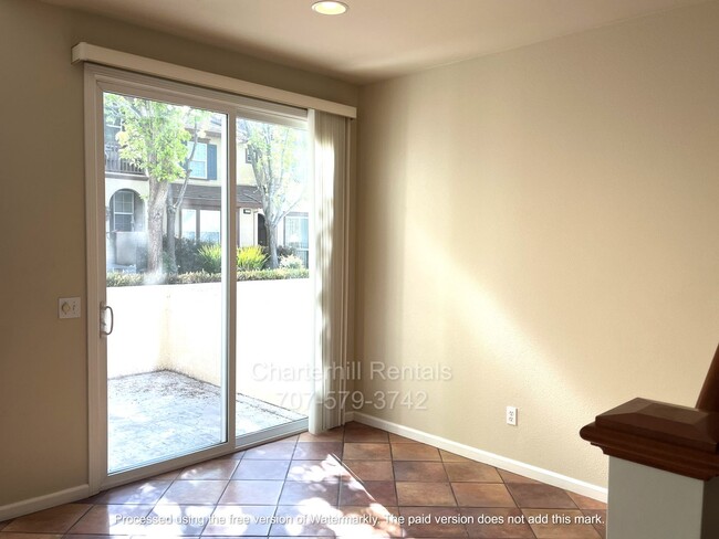 Building Photo - Gorgeous, light and bright, townhome in SE...