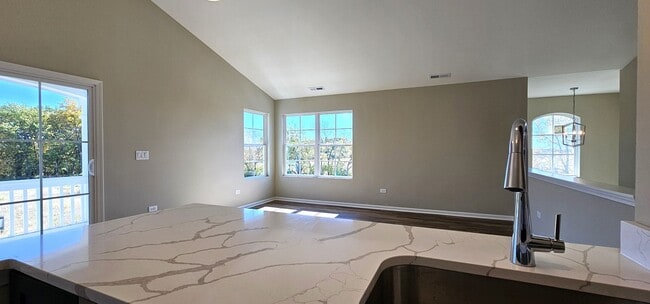Foto del edificio - 1 Bedroom, 1 Bathroom, End, Second Floor, ...